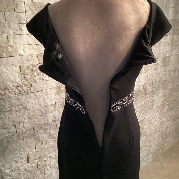 Betsey & Adam Off-The-Shoulder Mermaid Gown - Picture 12 of 13